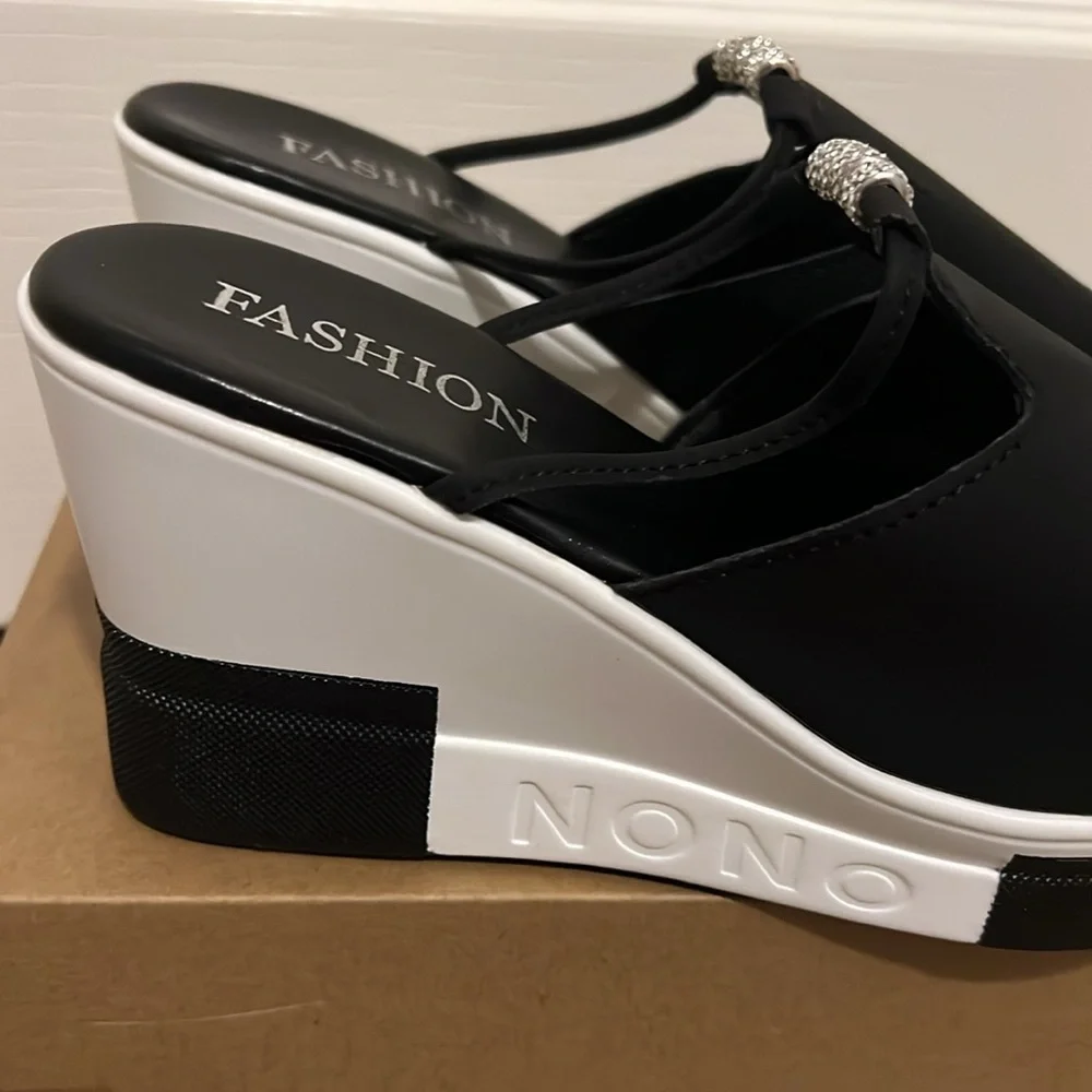 NWOT Women’s Black Wedge Sandals